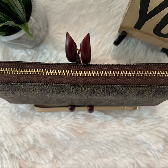 Michael Kors Signature Continental Wallet/Wristlet - LIKE NEW! - Picture 3 of 13
